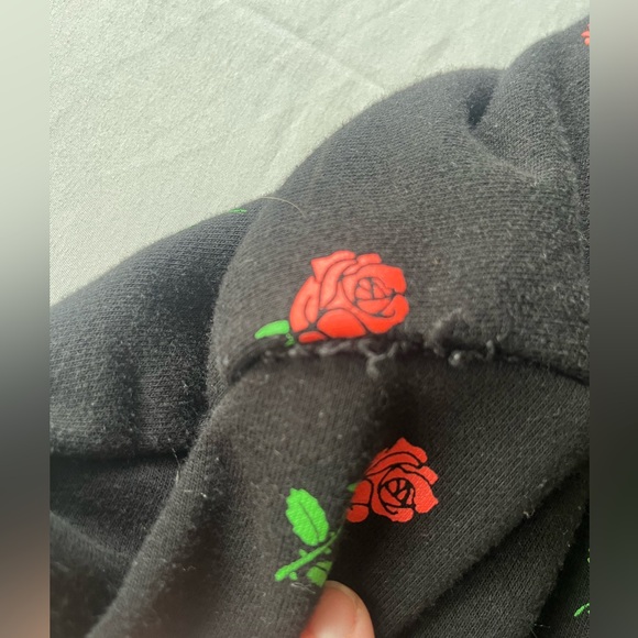 Forever 21 Medium Crop Hooded Sweatshirt Hoodie Roses Black - Picture 3 of 3
